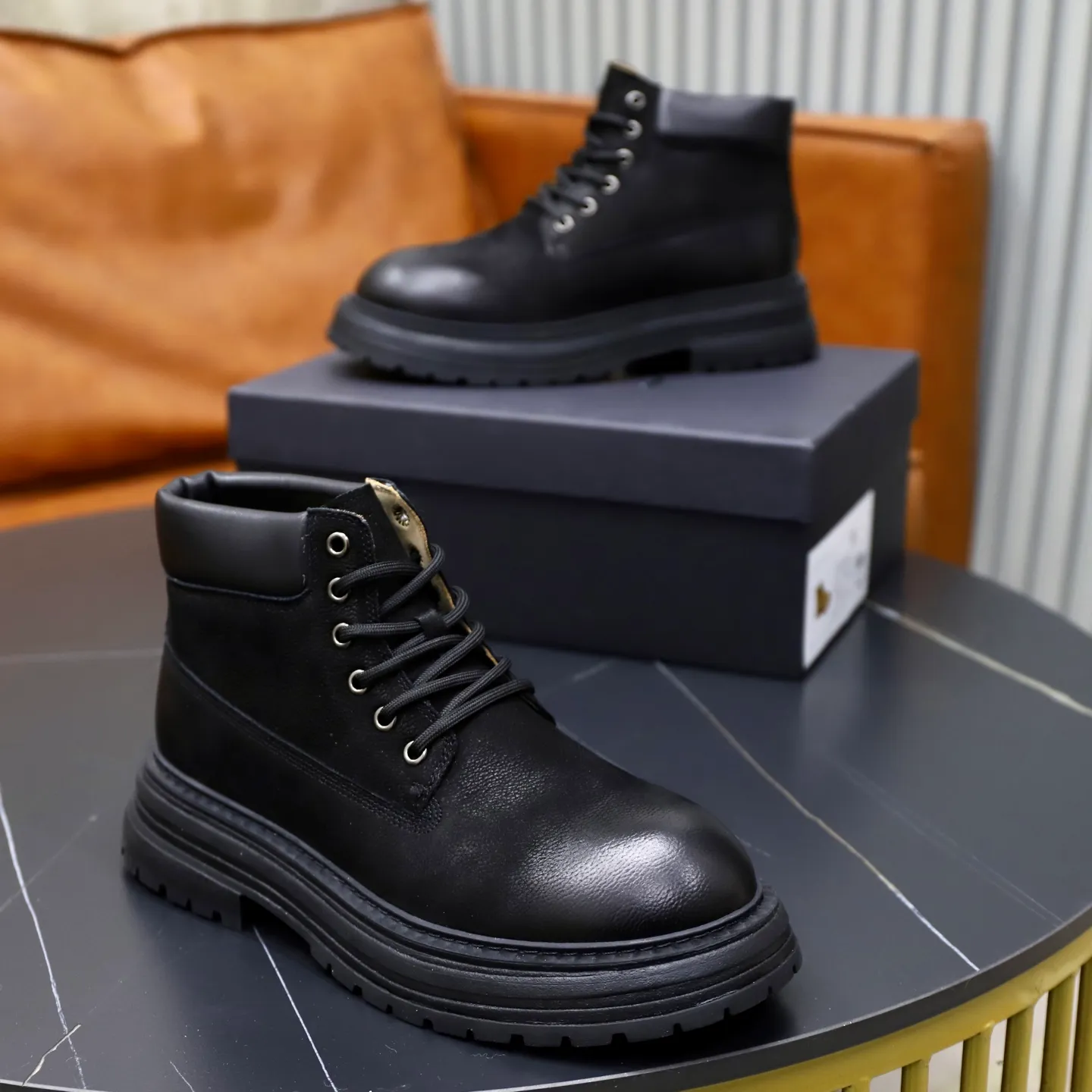 Ex-factory price: 680💰Thick wool imported from Australia Brand: UGG genuine purchasing agent Size: 38-44 (customized in 45) Grade: Official website 1:1 Material: First-layer genuine leather waterproof and antifreeze upper Real wool lining Original non-slip Soft wear-resistant outsole Style category: Men's casual shoes Trendy style Comfortable on the feet Color: Official website color synchronization